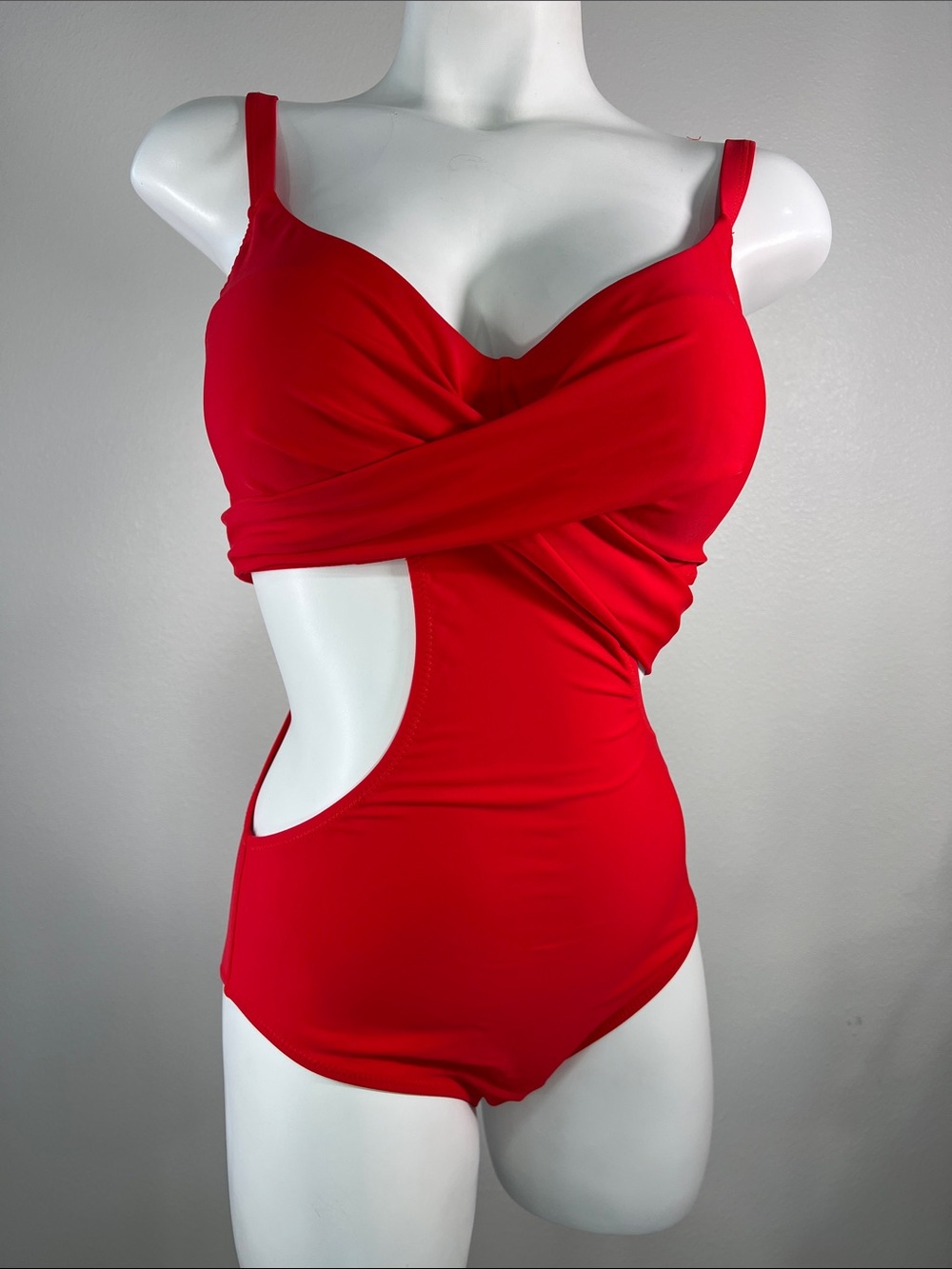 Cupshe Vibrant Red Twist Cutout One-Piece Swimsuit MEDIUM